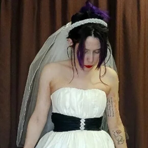 Elegant White Bridal Bride Wedding Veil with Floral Accents - Picture 1 of 10